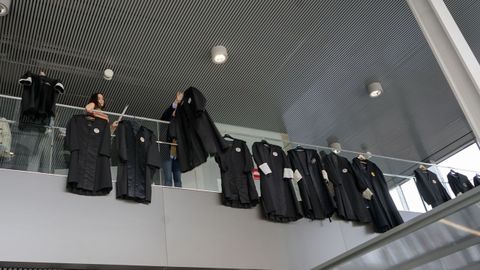 Letrados judiciales colgaron este mircoles las togas en los juzgados de Ourense.