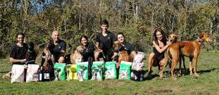 Integrantes del Kennel DEN, con sus equipaciones provisionales en espera por las encargadas. 