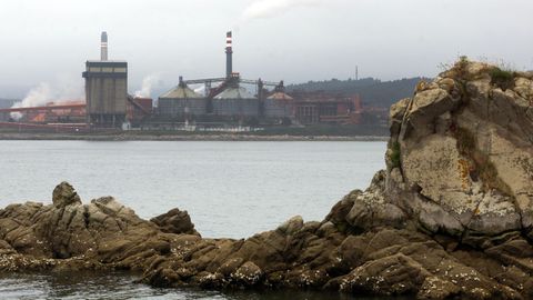 Alcoa San Cibrao, desde la cala de A Cova, en Lago (Xove)
