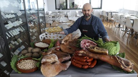 Wenceslao Peteiro dice que la materia prima del cocido de Mollos e Moios es clave para su xito. Su brasera se distingue por la apuesta por el producto, protagonista en su carta, de estilo tradicional. De ambiente intergeneracional y familiar, las noches de verano en su terraza (con msica en vivo los viernes) son otro reclamo ms.