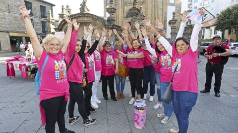 Isabel Millán, a la izquierda, es una de los tres voluntarios que organizan las caminatas de los jueves que impulsa Adicam en Pontevedra