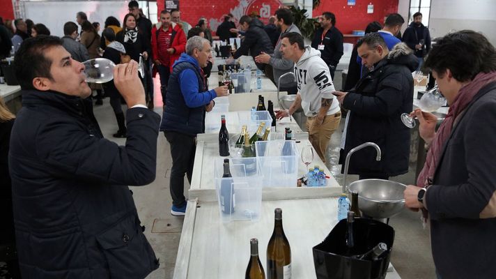 Imagen de archivo de una�feria de vino