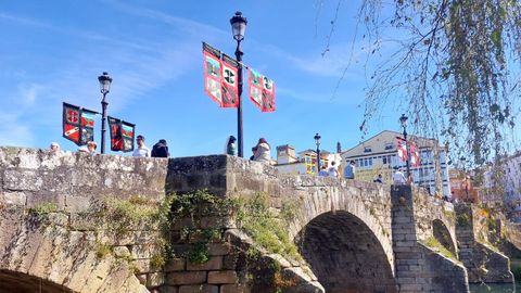 Decoraci�n medieval en el puente viejo