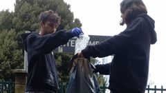 Brais y Nuria llenan una bolsa de la basura en la estaci�n eumesa