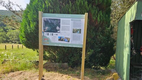 Paneles informativos instalados en la ruta hacia la cascada.