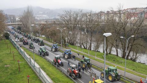 Los veh�culos est�n situados entre el centro comercial y la orilla del r�o Mi�o