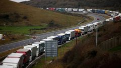 Cola de camiones en el acceso al puerto brit�nico de Dover. Los problemas de abastecimiento que viene padeciendo el Reino Unido debido a la falta de camioneros