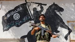 Un soldado sirio monta guardia delante de un mural del Estado Islmico en la ciudad fronteriza de Yarbulus