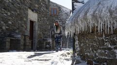 Una peregrina desaf�a al fr�o, en O Cebreiro 