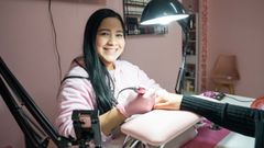 Valentina �lvarez, en su sal�n de manicuras, en las galer�as del parque de San L�zaro