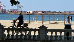 Las sombrillas de la playa de Vilagarc&iacute;a se quedan fuera del concurso.