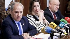 Jos� Tom�, en primer t�rmino, con la alcaldesa de Lugo y el secretario del Eixo Atl�ntico