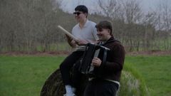 Xabi Gomez, de Brens, e o arz&uacute;an de Brandeso Bieito Pereira conforman Unto Vello