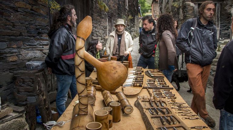 Un postos instalados nas r�as de Vilamor nunha edici�n anterior da Xuntanza de Artes�ns 