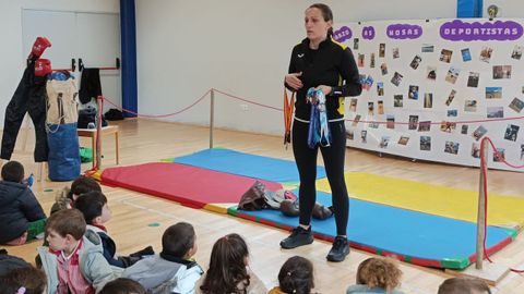 A boxeadora Clara Millares visitou o colexio de Rubi�ns dentro do proxecto do centro  Sabela ol�mpica 