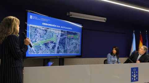 La conselleira y el alcalde atienden a las explicaciones de la directora de la Axencia Galega de Infraestruturas, María Deza, sobre la nueva Variante de Alba
