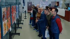 Las exposici�n se abri� este jueves en la biblioteca N�s y cont� con la presencia del director del centro penitenciario, Francisco Gonz�lez, y los profesores de la escuela (en la imagen)