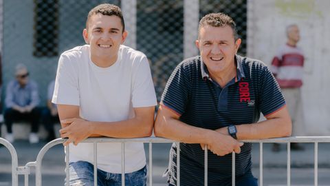 El ciclista Ivn Feijoo, que fue compaero de Carlos Canal, viendo la salida de La Vuelta con su padre.