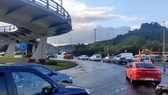 Colapso en el acceso al pol�gono de Sab�n por la protesta de los trabajadores de la limpieza