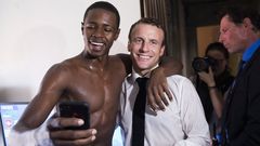 Polmica foto de Macron con dos jvenes haciendo una peineta