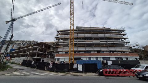 En la avenida Fonteculler y en la r�a Autonom�a, dando tambi�n a Electro Carballo, se est�n construyendo ya dos promociones casi contiguas. La de Terrazas de Fonteculler, junto a la gasolinera son 12 viviendas, y la de Iamani son 21.