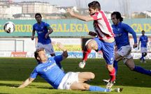 Manu, recibiendo una entrada de un jugador del Xerez.