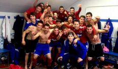 Los jugadores celebraron el ascenso en el vestuario de Ribadeo.