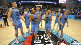 Los jugadores breoganistas aplauden a la afici&oacute;n al t&eacute;rmino del partido ante el Barcelona.