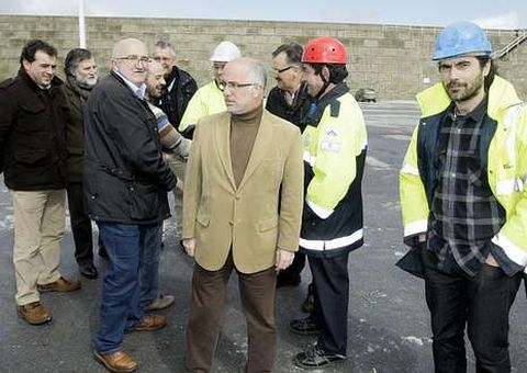 Dur�n (en el centro) visit� ayer el muelle burelense.