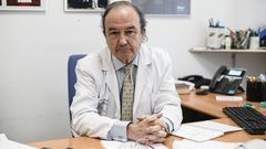 El doctor Lorente, de nuevo en su consulta en el hospital de Ourense