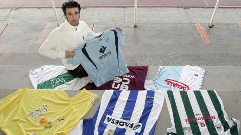 Changui, con muchas de las camisetas que ha vestido en su carrera