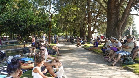 Decenas de vecinos y turistas se acercaron al parque de Rosal�a para contemplar el eclipse.