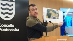 Xaqu�n Moreda muestra una imagen de la parcela del parque canino en la Praza das Regas, sacada del proyecto que dise�� el PSOE