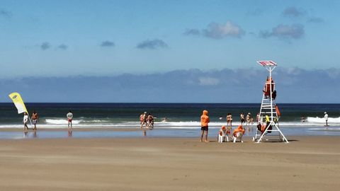 Ba�istas y el equipo de salvamento en la playa de Xag�