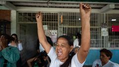 Una familiar de presos pol�ticos reacciona frente al centro penitenciario Rodeo I este s�bado, en Zamora estado de Miranda (Venezuela).