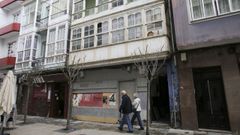 En la imagen, en el centro, el edificio okupado, donde el jueves por la noche se registr� un incendio