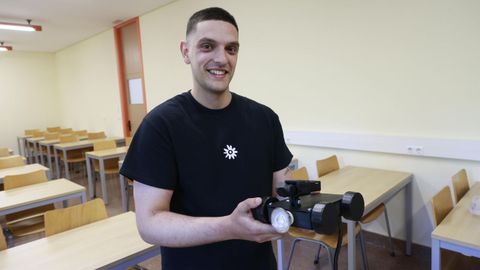 Sergio, con el robot de inspecci�n visual de soldaduras que ha desarrollado para su TFG