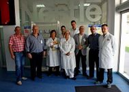 Jes�s Busto, con trabajadores de la f�brica de Nestl�.