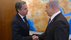 El primer ministro israel, Benjamin Netanyahu (derecha), el lunes recibiendo a Antony Blinken en Jerusaln.