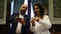 Jos Manuel Lage (PSOE) y Avia Veira (BNG) firman el acuerdo de investidura en Mara Pita (A Corua).