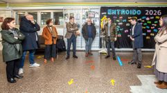 El conselleiro Rom�n Rodr�guez, con integrantes de la comunidad educativa del centro y de la corporaci�n municipal de Santa Comba