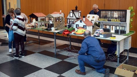 Os voluntarios traballando na posta a punto do beln no vestbulo do Hospital de Santiago