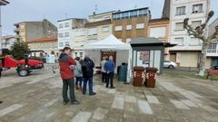 Contenedores de residuos org�nicos junto a puesto informativo durante la presentaci�n del nuevo sistema de recogida de basuras del Ayuntamiento de Monforte