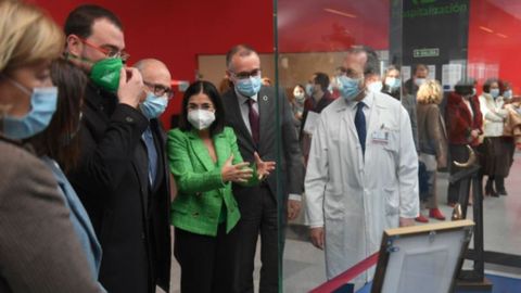 La ministra de Sanidad, Carolina Darias(c), junto al presidente del Principado, Adri�n Barb�n (3i) antes de participar este jueves en el 'Di�logo sobre el Futuro del Sistema Sanitario' en Oviedo