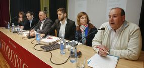 Nani Arenas, Pablo Canosa, Jos� Manuel L�pez, Manuel Rey, Nava Castro y Guillermo Gonz�lez, el jueves, en la Casa da Cultura de A Laracha. 