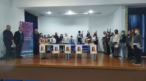 Alumnos de la escuela local de gaitas San Martio tocaron en la presentacin del certamen, que se celebr este martes en la Casa da Cultura de Quiroga