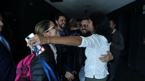La delegada de la agencia Efe en Venezuela, N�lida Fern�ndez, recibe a los periodistas de la agencia que fueron detenidos en Caracas