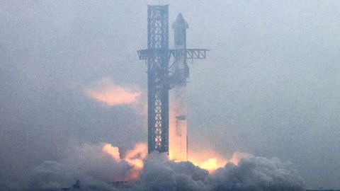 El megacohete de Elon Musk despega con �xito, pero se pierde al regresar a tierra
