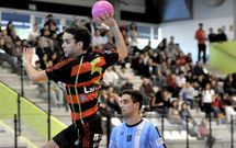 Gustavo en uno de sus lanzamientos ayer ante el Seis do Nadal en el Arena. 