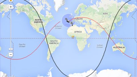 Posicin a las 13.00 hora peninsular del 30 de abril del carguero y recorridos que sigue sobre el planeta segn el rastreador en lnea de satlites en 3D SatFlare